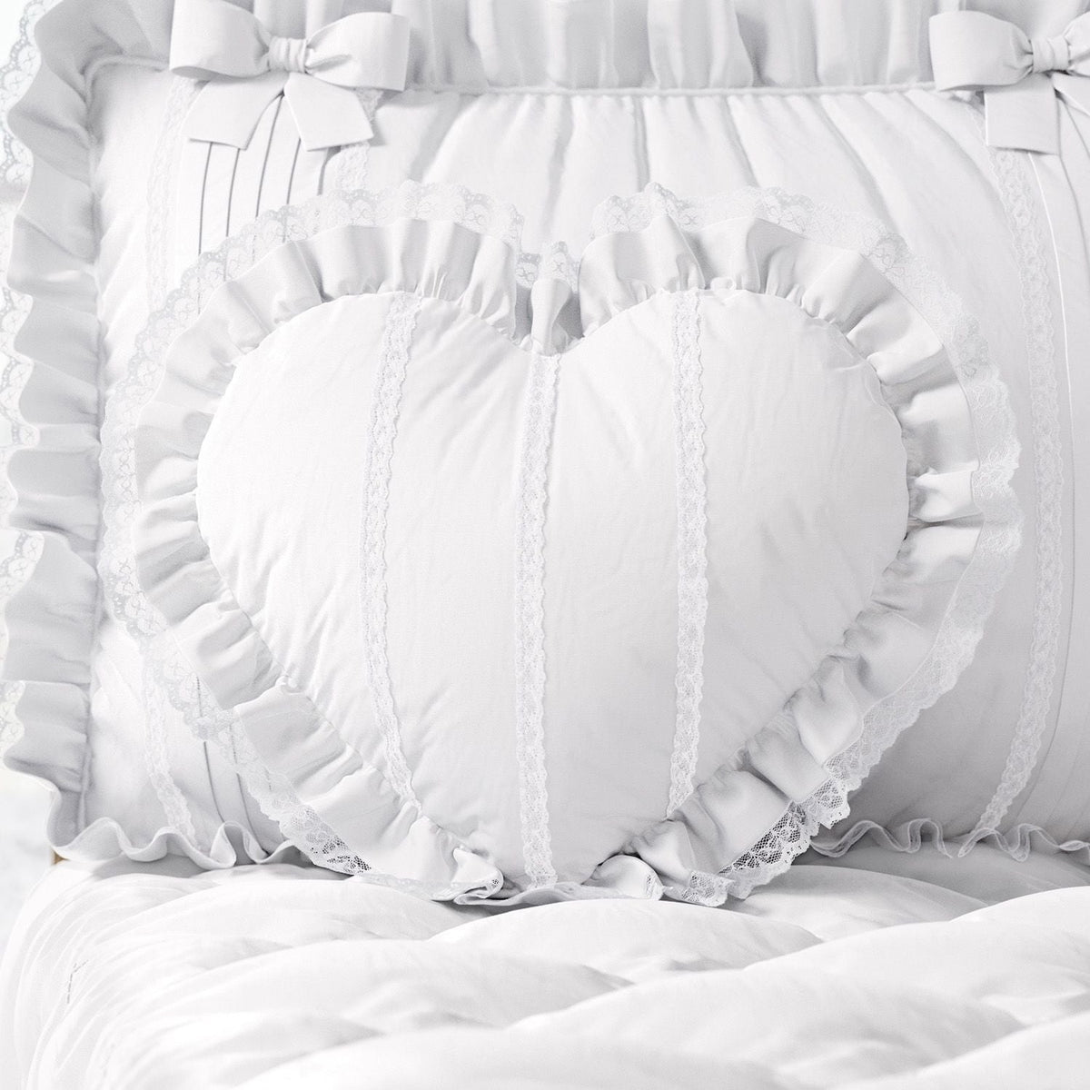 White Ruffle and Lace Heart Cushion 11.8 – Grão de Gente